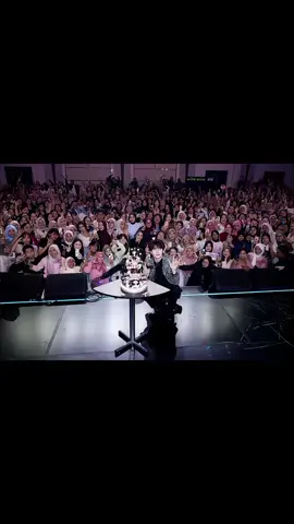 Zhou Yiran studio update | Yiran di kelilingi cinta 🥺❤️ thankyou #wetvindonesia telah mengundang #zhouyiran #zhouyiran周翊然 #aktorchina #fypage 