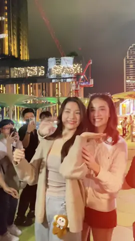 วันนี้กอดกันไปแล้วกี่รอบ เพราะแฟนคลับอ้างว่ามาครั้งแรกทุกคน 😚 @J @ginny🦙  #GinJ #poisonouslovetheseries #จินนี่เจน่า #จินนี่ณัฐณิชา #เจน่าแองเจลิน่า 