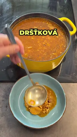 Dršťková polévka 🍲🔥 Když jsem byl malý a babička vařila dršťky, tak je vždy vařila v prádelně a byl to smrad jak 14 dní nošené ponožky 😅🙈 Tak je dobře, že se dnes už dršťky dají koupit předvařené. Taky je vařila na 3× – vždy je vařila chvilku, pak vodu slila a vařila znovu v čisté, až na počtvrté je vařila rovnou ve vývaru. 🍖💧 Máte taky nějakou „voňavou“ vzpomínku z dětství? 😅👃 Ingredience: 🍲 800 g předvařených nakrájených drštěk 🧅 2 cibule 🥄 2 PL sádla 🥕 150 g mrkve 🌿 100 g petržele 🌱 100 g celeru 🧄 8 stroužků česneku ⚖️ 2 PL mouky 🍅 1 PL protlaku 🌶️ 1 PL mleté papriky 🔥 chilli dle chuti 🌾 1 PL drceného kmínu 🥣 2,5 l hovězího vývaru 🍖 vařené maso z vývaru 🌿 hrst sušené majoránky 🌿 hrst sekané petrželky 🧂 sůl ⚫ pepř Na rozpálené sádlo si dáme zarestovat nakrájenou cibuli, následně i kořenovou zeleninu nastrouhanou na hrubém struhadle. Osolíme, opepříme, přidáme kmín, mouku a zarestujeme. Pak zarestujeme papriku, protlak a postupně přidáváme vývar. Nasypeme předvařené dršťky, chilli dle chuti, česnek a vaříme do měkka cca 40 min. ⏱️ Když jsou dršťky měkké, přidáme pokrájené maso z vývaru a ještě 5 min provaříme. Nakonec rozemneme majoránku, promícháme a na talíři přidáme petrželku. 🌿✨ Pokud maso z vývaru využijete jinak, nebo ho prostě nechcete do polévky přidat, tak ho tam nedávejte. 😉 NEMRAVNĚ DOBROU KUCHAŘKU najdete na webu PEPANEMRAVA.cz Dobrou chuť! 😋🍽️ #drstkova #polevka #ceskakuchyne #ceskegastro #recepty        