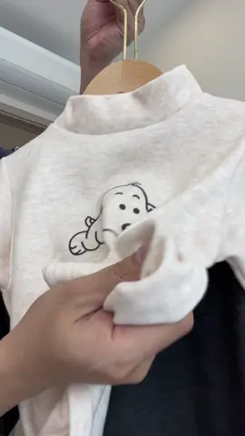 Kiểm tra độ co giãn chiếc áo giữ nhiệt siêu hot cho bé. Hàng co giãn bốn chiều vận động thoải mái. Có cổ 3 phân giữ ấm cho bé #aogiunhietco3phan #aogiunhietchobe 