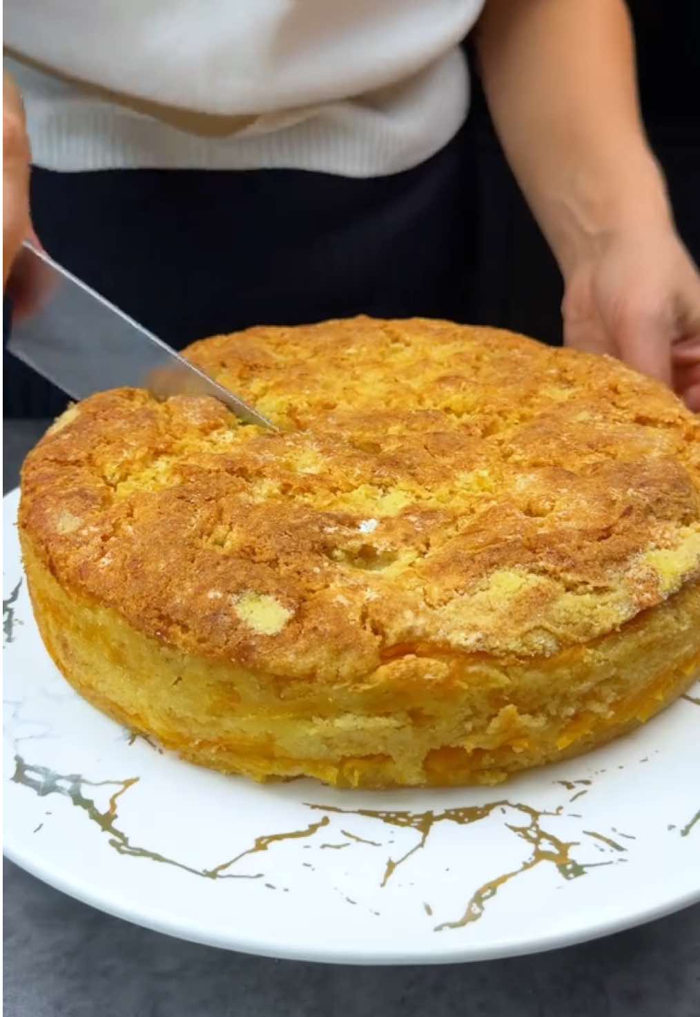 С этим рецептом вы полюбите тыкву!  Пирог три стакана из тыквы: Тыква 700 гр Сл. масло 30 гр Мука 1 ст Манная крупа 1 ст Сахар 1 ст Ванилин Разрыхлитель 15 гр Сл.масло 30 гр Молоко 150 мл 1 ст-400 мл Диаметр формы 22 см, высота 6 см  Выпекать при 200С 40 мин