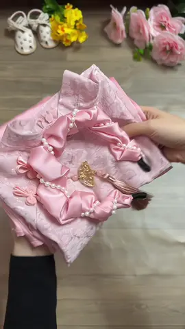 Áo dài cách tân hoạ tiết hoa cúc sang xinh tặng kèm bờm tóc cho bé#xuhuong #aodaitet2026#aodaigamhoa #aodaicachtanchobe 