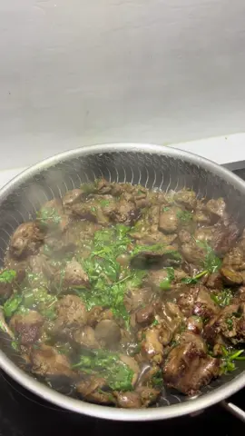 كبدة الدجاج و القوانص  الطريقة :  نقطع كبدة الدجاج و القوانص  اول شي نشوح القوانص في مقلاة مع الزيت ونضيف عليهم ملح وفلفل اسود بعدين نغطي عليها ونخليه 10 دقايق نستوي على نار هاديه  بعد كدا اشوح الكبده بالزيت الزيتون على نار عاليه في صاج واضيف الملح و الفلفل اسود ، بعد ما استوت القوانص اضيفها فوق الكبدة ، ثم انزل عليهم بصل مقطع صغير و فلفل اخضر اختياري واقلبهم  اخر شي اضيف عصير الليمون و الكزبره  وبالعافيه عليكم🤍 #كبدة_دجاج #كبدة #كبده #قوانص #اكسبلورexplore 