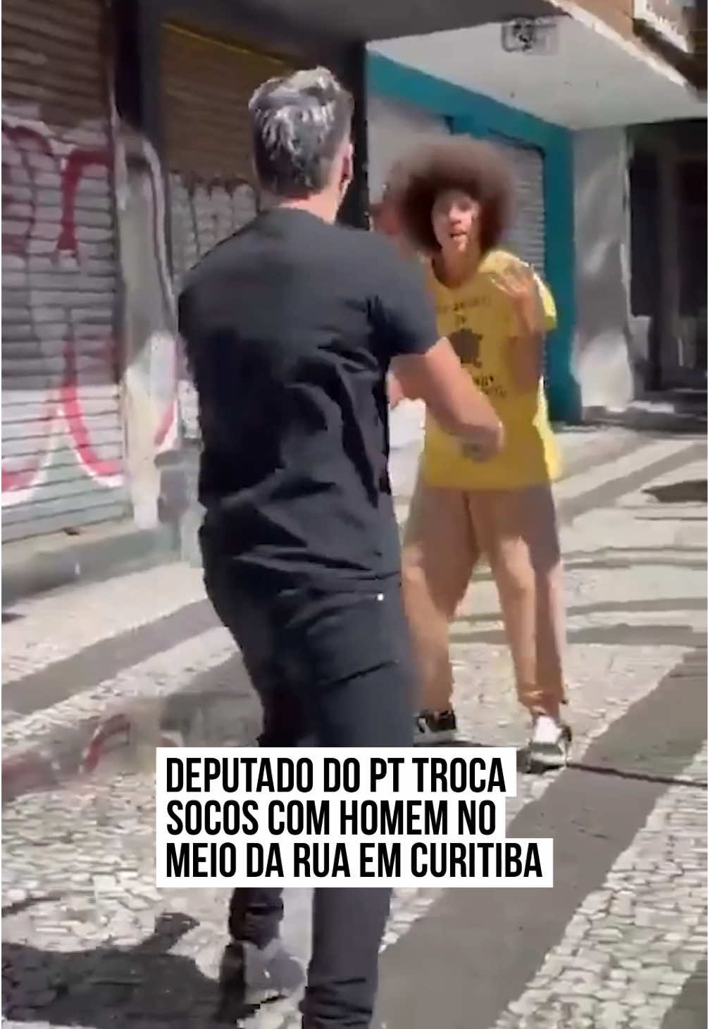 Um #vídeo gravado na manhã desta quarta-feira (19/11), no centro de Curitiba (PR), mostra o #deputado estadual Renato Freitas (PT-PR) trocando chutes e socos com um homem no meio da rua. O motivo da confusão não foi revelado. Nas imagens que circulam nas redes sociais, o parlamentar paranaense aparece vestindo uma blusa amarela, indo para cima do homem de preto. Ele chega a dar dois chutes no oponente, mas é atingido por um soco logo em seguida e cai no chão. No vídeo, ainda é possível notar que o nariz de Freitas começa a sangrar após ser acertado em cheio. Também é possível ouvir troca de provocações entre os dois, como: “Você não é o gatão?” e “Você não é o famosinho?”. A reportagem do Metrópoles acionou a assessoria de imprensa do deputado Renato Freitas e aguarda retorno. Também não se sabe quem é o outro rapaz envolvido na confusão. Colegas de parlamento criticaram a postura do deputado e afirmaram que irão apresentar pedidos de cassação devido o ocorrido. “Pedi a cassação do deputado do PT, Renato Freitas, por se envolver em uma briga de rua”, escreveu o #vereador Guilherme Kilter em sua conta no X. #TikTokNotícias