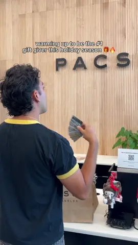 the holidays are here ☃️ get an extra 30% off site wide & prepare to be the best gift giver of the season 🎁 #pacsun 