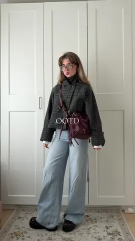 my outfit of the day for a walk in the park as long as the weather is nice ☕️ #outfitoftheday #outfitinspo #fallfashion #myoutfit #jeans 