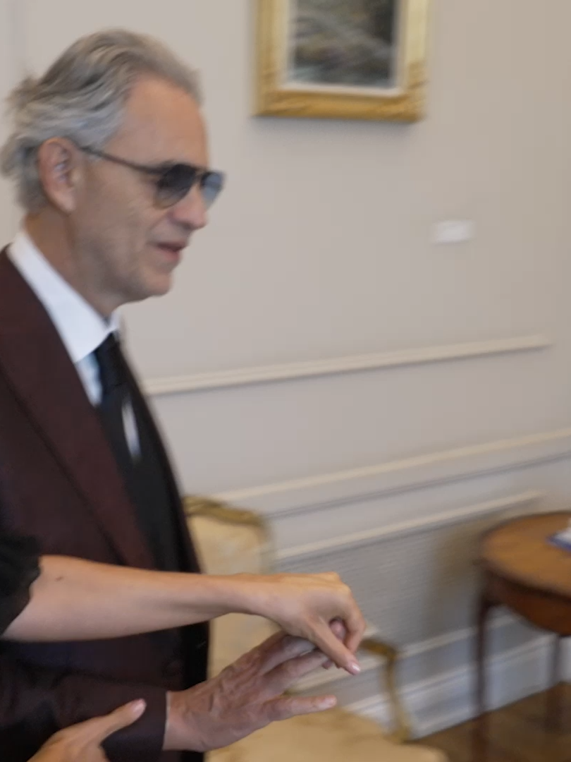 El Presidente Javier Milei, junto a la Secretaria General de la Presidencia, Karina Milei, recibió al legendario tenor italiano Andrea Bocelli en su despacho en Casa Rosada.