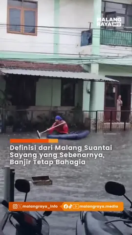 Definisi 'Malang Suantai Sayang' yang sebenarnya rek. Begini cara warga tetap 'bahagia' ketika banjir melanda Kota Malang pada Rabu sore (19/11/25). 📍 Kawasan Jalan Galunggung, Kota Malang . . 🎥 kiriman warga