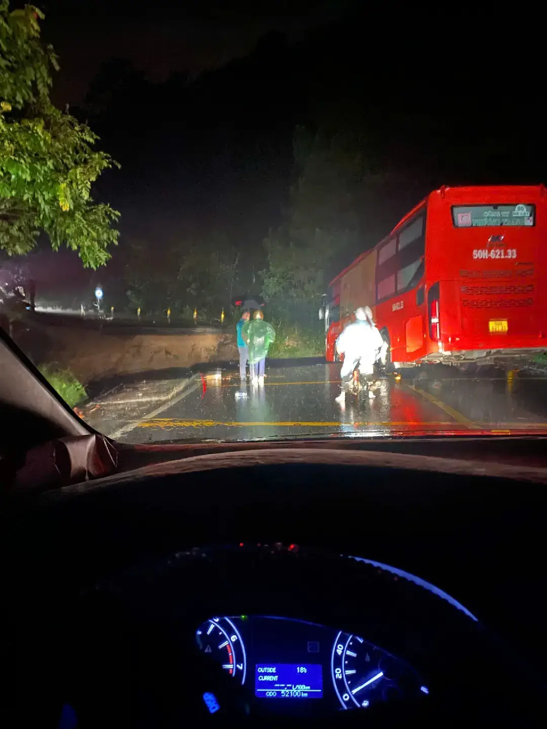 có 1 việc mình muốn chia sẽ. như các bạn đã biết, đèo Khánh Lê, đèo Ngoạn Mục, đèo Prenn đã cấm xe...hình ảnh trên là đèo Mimosa mới sụp giữa đường...Mình biết viết lên sẽ bị các bạn làm du lịch không thích. Nhưng nếu không có việc gì xin các bạn tuyệt đối không nên lên Đà Lạt ít nhất hết tuần hoặc hết tháng này. Mình biết rất khó để các bạn sắp xếp công việc cho chuyến đi....nhưng mọi thứ quá nguy hiểm. Nên mong các bạn suy nghĩ kỹ. Chúc các bạn bình an❤💜