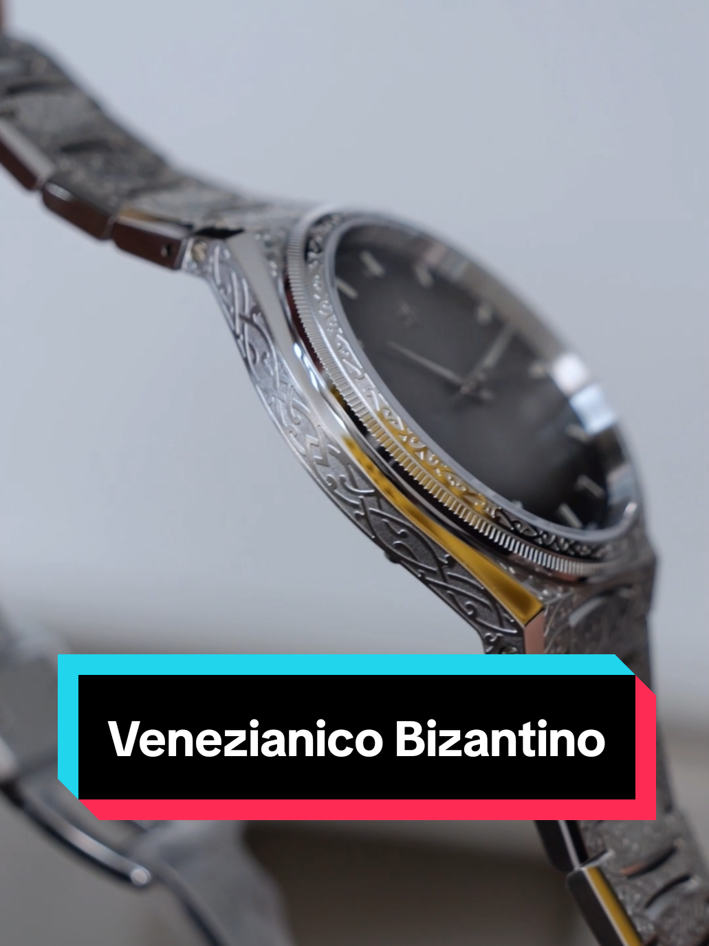 Ebben a dobozban rejtőzik kelet és nyugat találkozásának tökéletes szimbóluma. Ez a Venezianico Arsenale Bizantino aminek a szíján, tokján és lünettáján található szimbólumok a középkori bizánci szobrászatból származnak. Benne 9039-es Miyota automata szerkezet dobog, az átmérője a szokásos 40mm, a vastagsága pedig most is 10mm alatti. Elérhető egy hét múlvától 900€ áron a Venezianico weboldalán. #bizantino #bizánc #szobrászat #venezianico #órák 