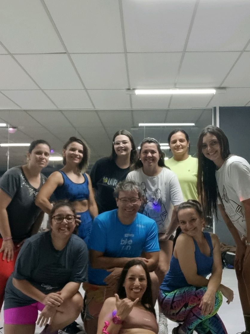 Enquanto os outros se preocupam, a gente tá vivendo 😆💃🏽🕺🏾❤️‍🔥 #auladeritmos #auladedança #dancecomashay 