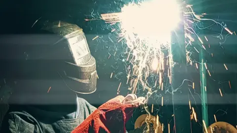 👩🏻‍🏭🎇 #smaw #welding #womanwelder #makeitvirаl #fyp 📷: @user073416585 