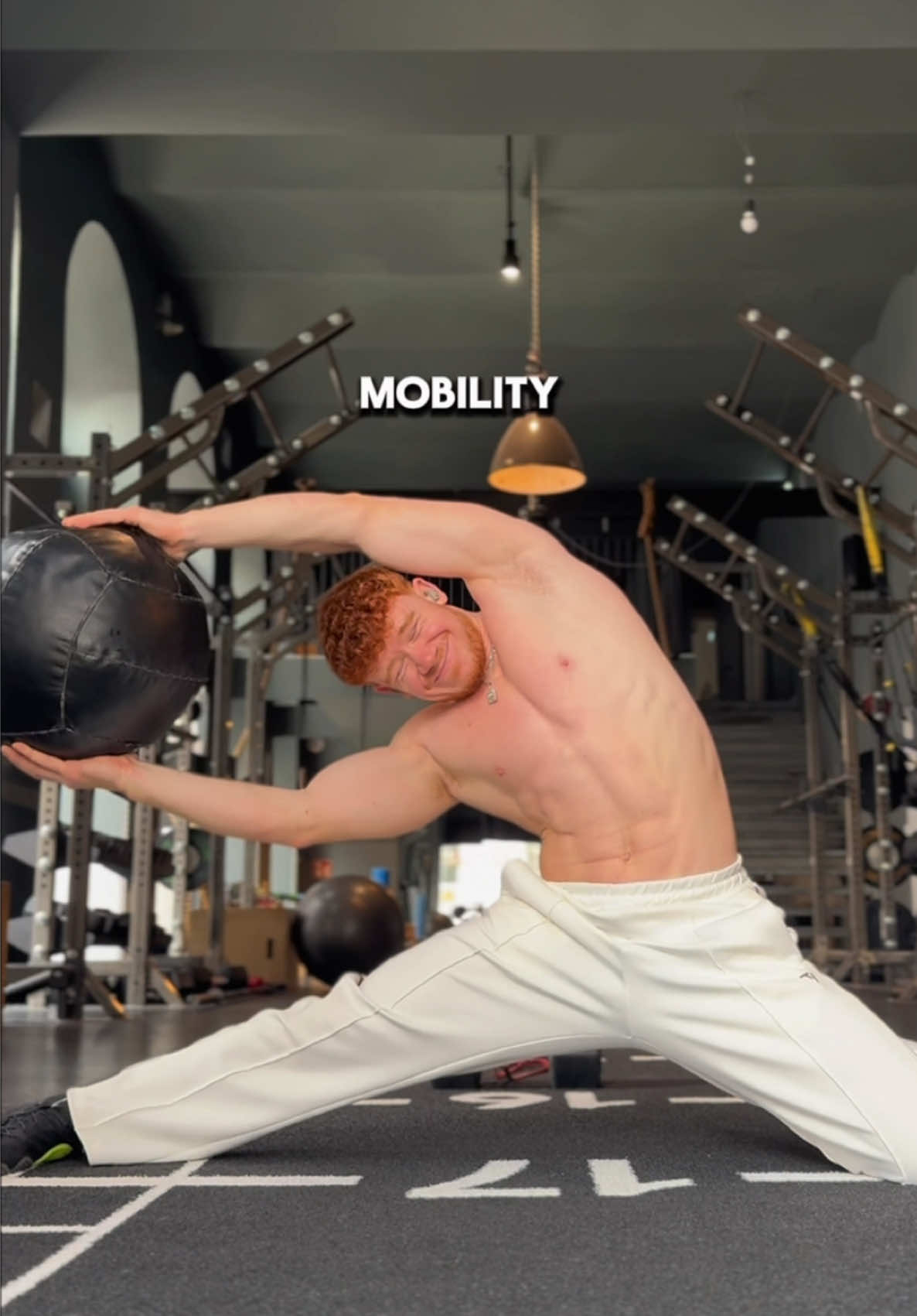 Die 5-Minuten-Mobility-Routine, die jeder jeden Tag machen sollte. Speicher dir das Video ab und mach 12 Wiederholungen pro Übung. Kommentier Mobility, wenn du meinen Mobility Starter Plan willst. #mobility #mobilityroutine #mobilitytraining #flexibility #beweglichkeit 