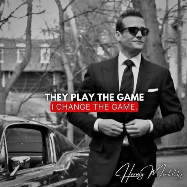 في زمن كثرت فيه النصائح الرخيصة التي تحول الرجل إلى صورة كاريكاتورية من الذكر الألفا، أو إلى مراهق متعجرف يظن أن الصراخ والتباهي هما قمة الرجولة، يصبح من الواجب تقديم رؤية ناضجة، عميقة، وصادقة لمعنى أن تكون «رجلا ألفا» حقيقيًا.   الرجل الألفا ليس لقبًا يُشترى، ولا قناعًا يُرتدى؛ إنه حالة وجود ناتجة عن نضج داخلي وانضباط ذاتي وقيم راسخة. إليك هذه العشرة المبادئ الأساسية التي تميّز الرجل الألفا الحقيقي: 1.  الاحترام المتبادل   الرجل الألفا يكسب احترام الآخرين لأنه لا يطلبه أصلاً، بل يصنعه بأفعاله. لا يقبل الإهانة أبدًا، لكنه في الوقت ذاته يمنح الاحترام لكل إنسان بغض النظر عن مركزه الاجتماعي أو ثروته. يحترم صاحب الشركة كما يحترم عامل النظافة، لأن الاحترام عنده قيمة إنسانية وليس عملة يدفعها للأعلى ويحجبها عن الأدنى. 2.  الطموح الدائم   الرجل الألفا لا يقبل بالتوقف. لديه رؤية واضحة لحياته، وأهداف كبرى يسعى إليها بلا كلل. يعمل بجد، يتحمل المسؤولية، ولا يشكو. النجاح عنده ليس خيارًا، بل واجبًا يفرضه على نفسه، فيؤديه يوميًا حتى يتحقق. 3.  الاعتناء بالجسد والروح   يهتم الرجل الألفا بصحته ولياقته ليس ليُعجب به الآخرون فحسب، بل لأنه يريد أن يشعر بالقوة والحيوية من الداخل. يرفض المخدرات وشرب الكحول، يأكل طعامًا يغذي جسده، ينام جيدًا، ويمارس الرياضة بانتظام. النجاح والمال أولوية، أما جذب النساء لديه فثمرة طبيعية تأتي لمن يحترم جسده ويصون طاقته. 4.  احتضان الذكورة الكاملة   الرجل الألفا لا يخجل من ذكورته ولا يعتذر عنها. يرفض مصطلح «الذكورة السامة» لأنه يعرف أن الذكورة – بقوتها وحمايتها وقيادتها – هي أساس شخصيته وجاذبيته. يظهر قوته الجسدية والعقلية بتوازن وثقة، دون عدوانية رخيصة. 5.  الثقة الراسخة بالنفس   ثقته تنبع من معرفته العميقة بذاته، لا من مقارنته بالآخرين. لا يحتاج إلى تحقير أحد ليرفع نفسه، لأنه يعلم أن قيمته حقيقية وثابتة. يعترف بأخطائه، يعمل على نقاط ضعفه، ولا يخشى أن يقول «أنا لا أعلم» أو «سأتعلم». 6.  العلاقة الصحيحة بالنساء   الذكر الألفا لا يعيش من أجل النساء ولا يقضي يومه في التفكير بهن. يعلم أنه لا يحتاج امرأة ليكتمل، لكنه يريد امرأة تضيف إلى حياته. لا يقيس ألفويته بعدد النساء اللواتي مرّرن في حياته، بل بقدرته على جذب امرأة عالية القيمة تستحقه فعلاً، ويختارها بعناية لا بعشوائية. 7.  الهيمنة الطبيعية والقيادة   هيمنته ليست كسلًا ينتظر فيه أن تُدار حياته، بل مسؤولية يتحملها. يقود المرأة لأنه يعلم أنها تشتاق إلى رجل يملك زمام الأمور بثقة وعدل. لا يسمح لأحد – رجلاً كان أو امرأة – أن يتحكم به، لأن السيطرة على حياته وقراراته جزء لا يتجزأ من هويته. 8.  النضج العاطفي والسلوكي   الذكر الألفا رجل بالغ، وليس صبيًا في جسد رجل. يتصرف بهدوء ووقار، يتحكم في انفعالاته، ويرفض النصائح التي تحول الرجولة إلى عرض مسرحي مضحك. نضجه هو ما يجعل النساء – والرجال على حد سواء – يحترمونه تلقائيًا. 9.  إدارة الوقت كنز الحياة   يعلم أن الحياة قصيرة ولا تُعوَّض. يملك هوايات ومتعة، لكنه لا يضيع وقته في التفاهات أو الألعاب الإلكترونية أو السهر العبثي. عندما يحين وقت العمل يعمل، وعندما يحين وقت الاستمتاع يستمتع بوعي كامل. يعيش كأن كل يوم هو الأخير، فلا يقبل أن يموت وقد عاش حياة لم يخترها. 10.  لديه معايير عالية لا تُخفَّض أبدًا   الرجل الألفا يعرف قيمته، فيرفض أن يقبل بأقل مما يستحق – في العمل، في الصداقات، في العلاقات، في كل شيء. لا يتسول حبًا، ولا يقبل وظيفة تهين كرامته، ولا يرتبط بامرأة لا ترقى إلى مستواه. معاييره ليست غرورًا، بل احترامًا لذاته وللحياة التي يستحقها. ✍️ هذه هي الرجولة الأصيلة.   ليس فيها صراخ، ولا عضلات مفتعلة، ولا كثرة كلام فاحش.   بل فيها صمت قوي، وأفعال حاسمة، وكرامة لا تُمس.   كن هذا الرجل، وسترى العالم يتغير حولك تلقائيًا.