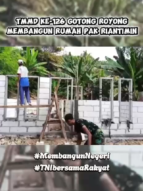Melalui program TMMD ke-126, TNI bersama warga bergotong royong membangun rumah Pak Riantimin yang sebelumnya tidak layak huni. Setiap tenaga yang dikerahkan adalah bentuk kepedulian dan kebersamaan untuk menghadirkan kehidupan yang lebih layak. Terima kasih kepada semua pihak yang terlibat—kerja sama TNI dan masyarakat adalah wujud nyata semangat membangun negeri dari desa. #TMMD126 #TNIManunggal #GotongRoyong #MembangunNegeri #KegiatanSosial #TNIbersamaRakyat