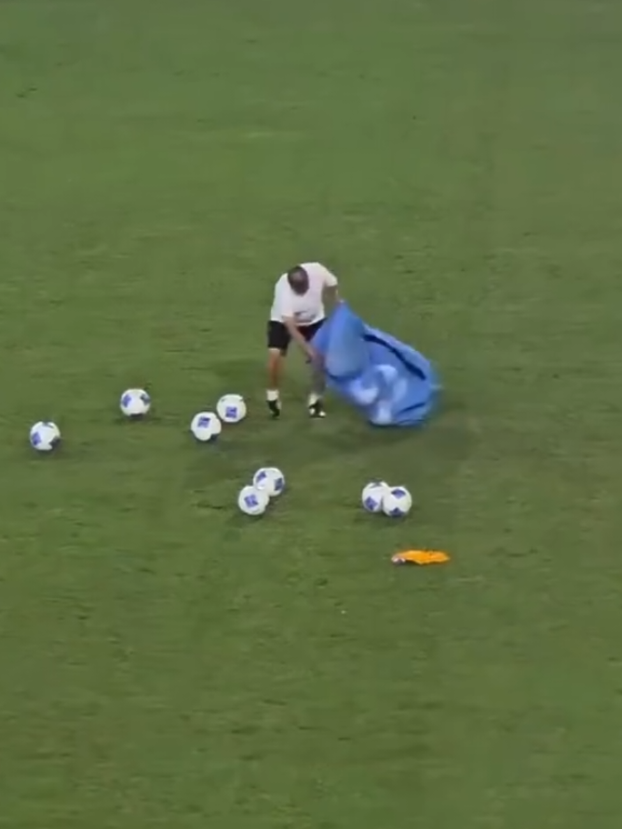 Staf Guatemala menyelesaikan pekerjaannya sambil menangis, usai timnasnya gagal melaju ke piala dunia 2026, moment ini mengingatkan kita betapa sedihnya waktu timnas Indonesia juga gagal ke piala dunia, tapi rasa cinta ini selalu selalu setia dan selalu yakin bahwa suatu saat nanti kita akan tampil di Piala dunia🥺 #qualifikasipialadunia2026 #worldcup #guatemala🇬🇹 #football #fyp 