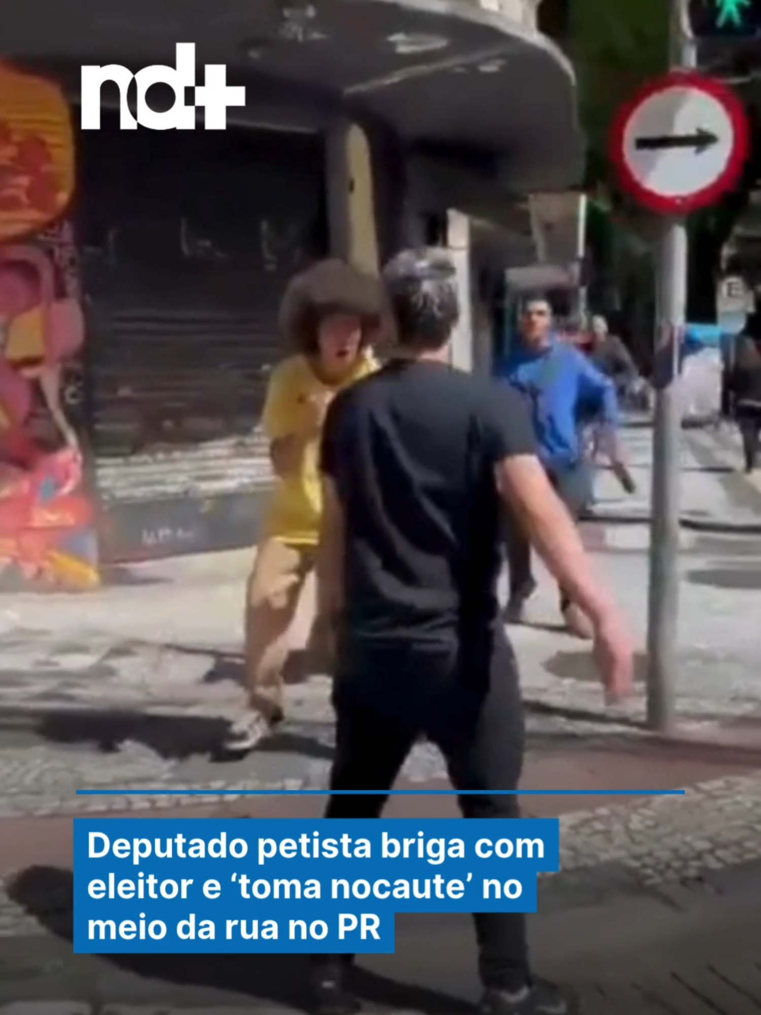 O deputado estadual Renato Freitas (PT-PR) viralizou nas redes sociais na manhã desta quarta-feira (19) após “tomar um nocaute” durante uma briga de rua no centro de Curitiba. Em vídeo que circula na internet, é possível ver o parlamentar trocando agressões físicas com outro homem. De acordo com informações, a situação ocorreu na rua Vicente Machado. Nas imagens, ambos aparecem com o rosto sangrando após os socos, enquanto pessoas que passavam pelo local tentaram intervir. Não há informações oficiais sobre o que teria motivado o confronto. O parlamentar Renato Freitas foi vereador entre 2021 e 2022 e atualmente cumpre seu primeiro mandato como deputado estadual. Há três anos, teve o mandato de vereador cassado por quebra de decoro parlamentar ao invadir uma igreja no centro histórico de Curitiba.  Conforme informações, o vereador curitibano Guilherme Kilter (Novo) está com um novo pedido de cassação protocolado contra Freitas. O deputado já respondeu a processos na Comissão de Ética da Alep por agredir um assessor parlamentar e por incitar a invasão da Assembleia durante protesto de professores contra a proposta de gestão compartilhada entre escolas estaduais e a iniciativa privada. Leia em #NDmais  📷 Reprodução/ND Mais #RenatoFreitas #Curitiba #BrigaDeRua #Viralizou #Paraná #DeputadoEstadual #Confronto #Política #Alep #CentroDeCuritiba #Brasil