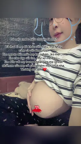 Chắc em biết em ko có ba bên cạnh chỉ có một mình mẹ nên em thương mẹ 😢😢.em chưa chào đời mà đã hiểu chuyện đến đau lòng 😔#hanhtrinhnuoiconmotminh 😊