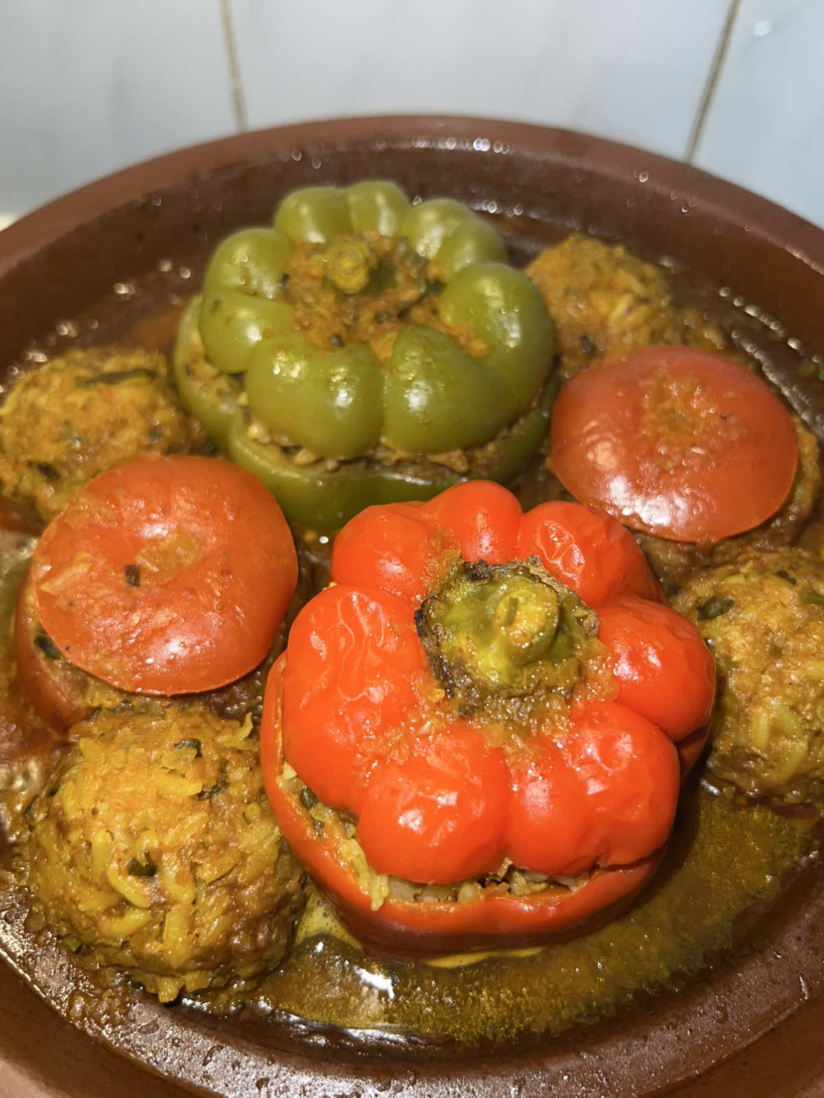 🇲🇦 Tajine poivrons & tomates farcis 🇲🇦 ✨ Un tajine généreux où poivrons et tomates farcis se mêlent aux épices pour offrir un plat réconfortant, parfumé et plein de saveurs authentiques. ✨ Ingrédients 2 poivrons 2 tomates 2 oignons + 1 gousse d’ail mixées 1 tomate épluchée et mixée Persil Sel, poivre Curcuma, piment doux, gingembre et ras el hanout Farce : Viande hachée 125 g de riz cuit 1 gousse d’ail Persil Sel, poivre Curcuma, piment doux et cumin Huile d’olive #tajine #cuisinemarocaine #moroccanfood #tamazight #marocaine🇲🇦 