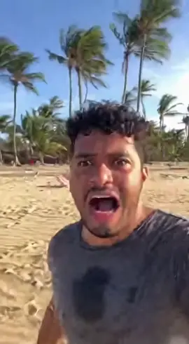 BANHISTA EM Pânico FLAGRA #tsunami NO LITORAL... . . . #apocalipse #desastre #arrepiar #naosobranada #desastresnaturales #desastrenatural