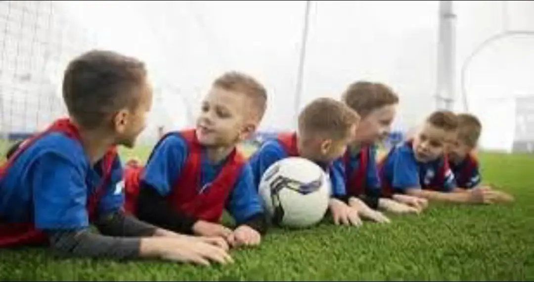 Astăzi am votat pentru copiii sportivi ai României și pentru legea care introduce obligația ca minimum 40% dintre jucătorii folosiți în orice meci oficial să fie sportivi români. Știți bine că sunt un iubitor al sportului și un susținător consecvent al performanței românești, de la grupele mici până la prima echipă. Propunerea legislativă inițiată de deputații AUR Ciprian-Constantin Paraschiv, Coman Dragoș-Florin și Monica Iagăr a fost adoptată, astăzi, în Parlamentul României, marcând o reparație necesară pentru sportul românesc și pentru identitatea echipelor care ar trebui să reprezinte orașele și comunitățile lor. Aceasta nu este o lege pentru AUR, PSD, PNL sau USR. Este o lege pentru copiii României. Pentru ca tinerii noștri sportivi să nu mai fie marginalizați de impresari, de importurile exotice și de mecanismele obscure care sufocă dezvoltarea talentelor autohtone. Blazonul oricărei federații este echipa națională, iar echipa națională începe cu juniorii români.