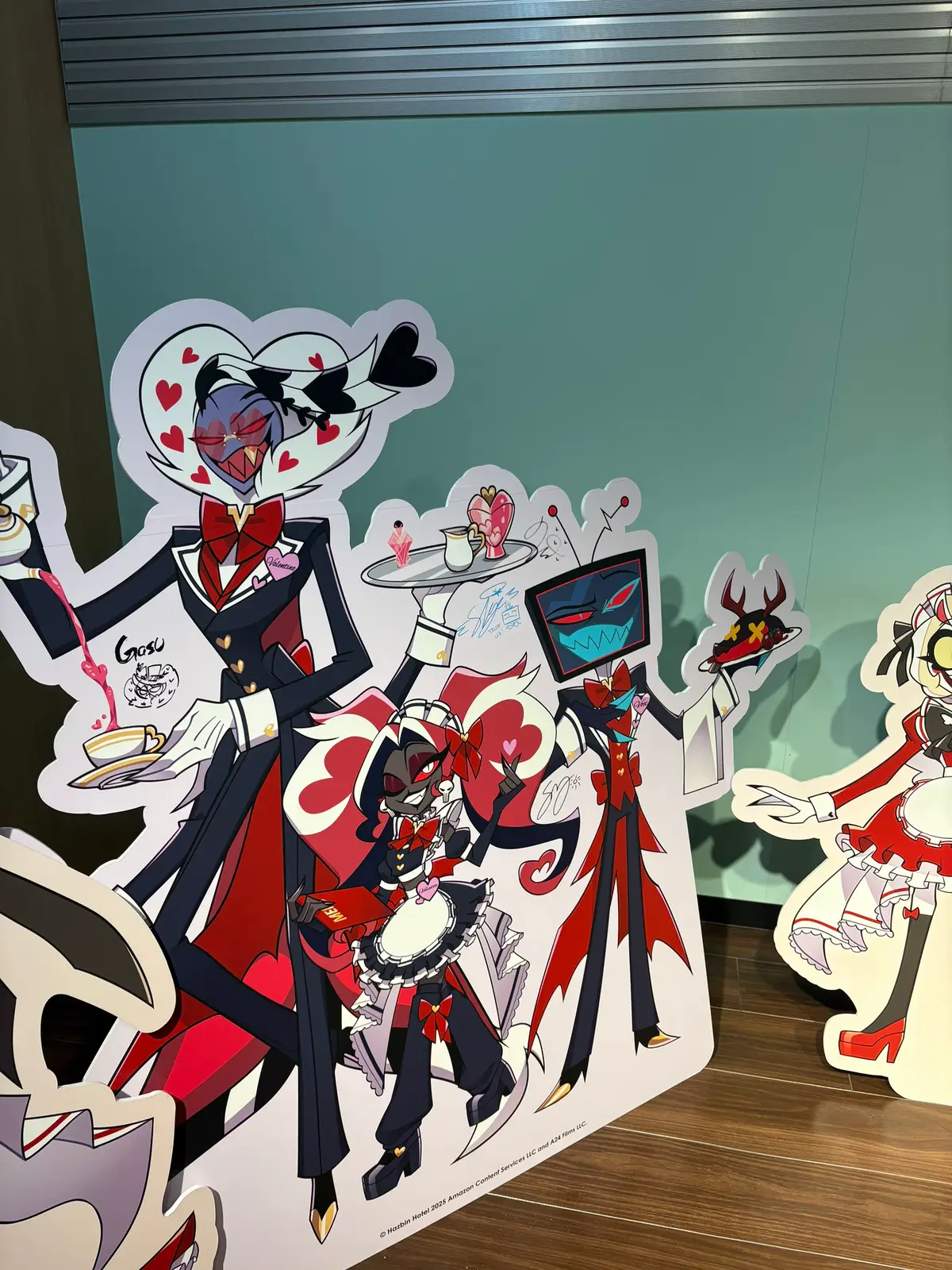 ハズビンコラボカフェ第二弾‼️‼️‼️ 今回も阪上堅汰と一緒に行ってきたよ〜ん 前回とメニューが少し変わってて、色々混ざったチョコとベリーとりんごと生クリームと、、、とにかく美味しいパフェを食べました！ あとは近くで開催されてたハズビンポップアップストアにも行って、もうほとんどグッズは残ってなかったけどTシャツとか良かった！ (その隣にヘルヴァボスとかアメデジのグッズとかも置いてあって普通にテンション上がった) またこういうの行きたい〜〜〜〜‼️ #歌い手 #ハズビンホテル #hazbinhotel #コラボカフェ #推し活 