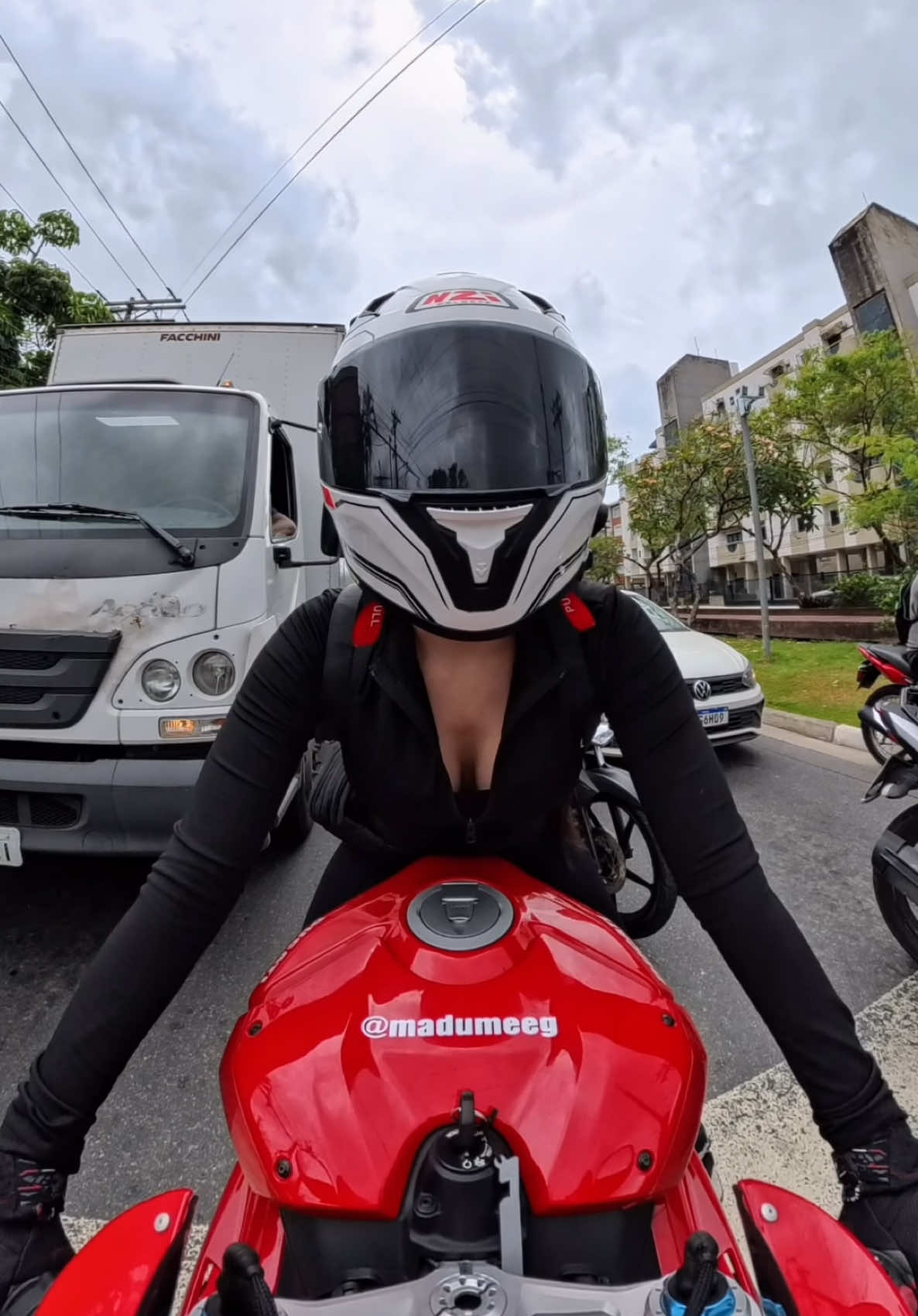 Aquela disfarçada 👀😂❤️ #foryou #ducati #viralvideo #motogirl #moto 