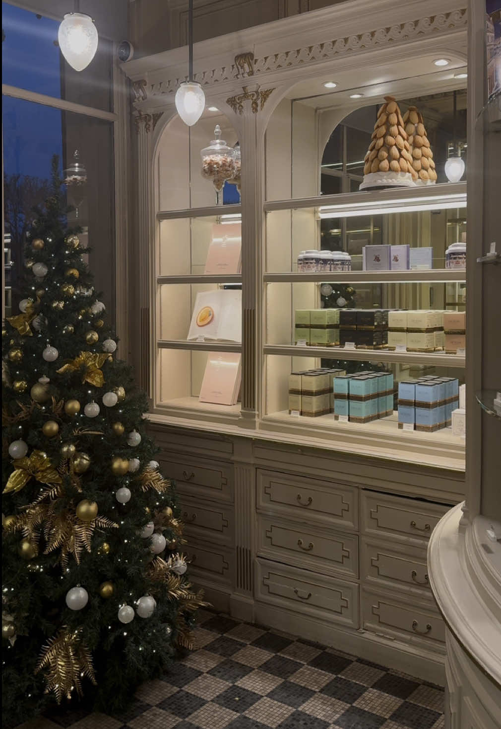 J’ai testé le fameux chocolat chaud de chez Angelina à Paris ✨ #restaurantparis #angelina #hotchocolate #PlacesToVisit #paris 