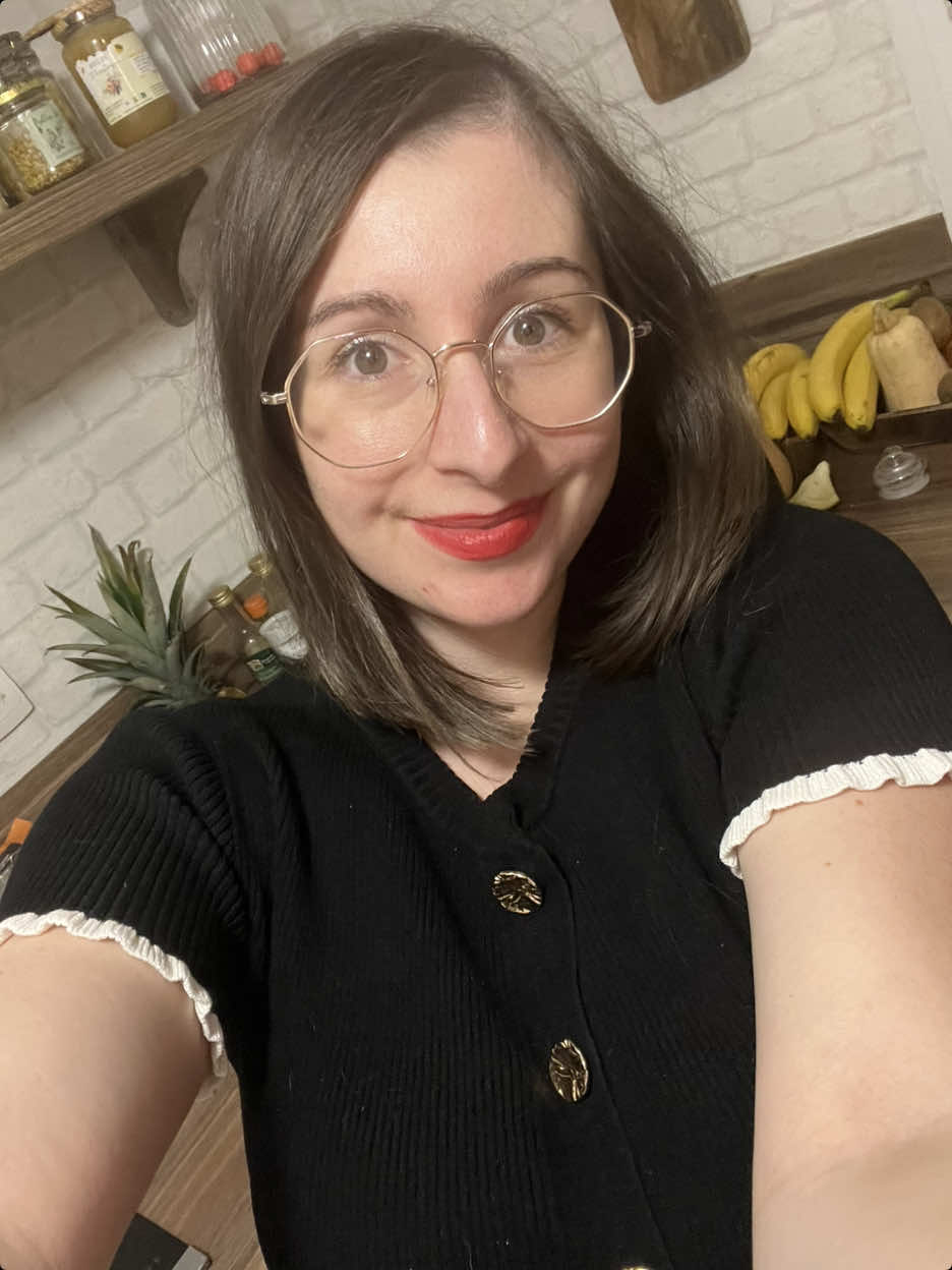 ✨ Avant ➜ Après : maman glow-up mode ON ✨ De la crinière XXL à mon petit carré tout frais 💕 La grossesse m’a fait perdre plein de cheveux… alors j’ai décidé de repartir sur de bonnes bases ✂️🌸 Nouveau chapitre, nouvelle coupe, nouvelle moi 💖 Team cheveux courts ou cheveux longs ? 👀👇 #GlowUp #HairTransformation #Maman #AvantApres #FreshCut