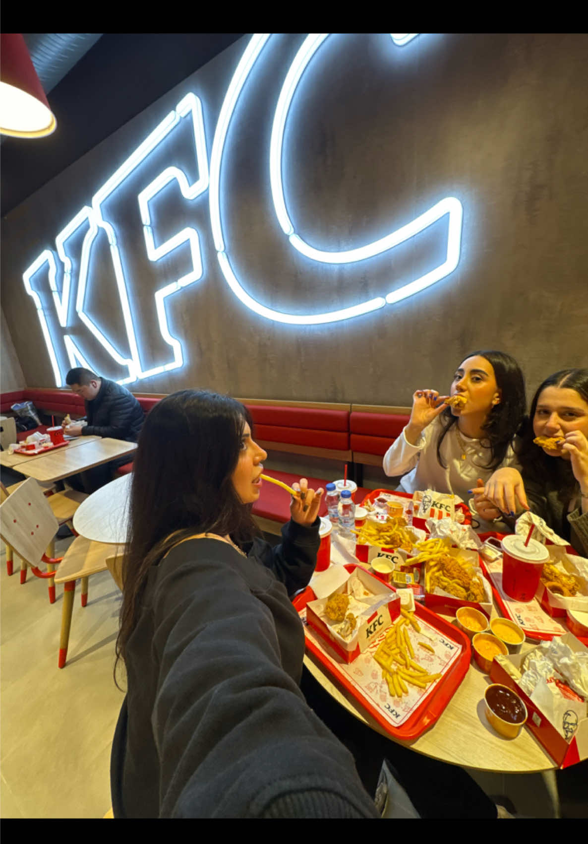 Dun ufak capli bi kfcatak gecirdik… @Janin🍓 @nora @KFC Türkiye #kfc #kesfet #fyp #foodporn #mukbang 