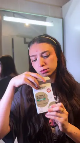 Quand ton bouton choisit le pire moment possible pour faire son apparition… Le Pimple Patch de Garnier : il agit pendant que toi tu paniques ! ✨ #garnierskincare @Garnier 