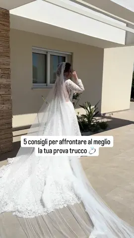 💄💍 5 cose che devi assolutamente sapere per viverti al meglio la tua prova trucco  1️⃣ Porta ispirazioni che parlano davvero di te! La prova trucco non serve a “testare se ti piace”… ma a costruire insieme il look che ti farà brillare. Respira, rilassati: sei in buone mani 🤍 2️⃣ Cura la tua pelle, lei è la vera protagonista Una skincare costante nei giorni prima della prova = pelle più liscia, trucco che dura, risultato più naturale. Una base perfetta inizia molto prima dei pennelli 🤍 3️⃣ Indossa qualcosa di bianco o in linea con l’abito Il colore dei vestiti cambia la percezione del make-up: così capiamo subito quanto risalterai davvero nel tuo giorno. 👰🏼‍♀️✨ 4️⃣ Guardiamo il trucco alla luce naturale Lo specchio dello studio può ingannare… la realtà no. Il trucco deve essere impeccabile in ogni foto, in ogni momento. 📸✨ 5️⃣ Mostrami come ti trucchi di solito Capire cosa ami (e cosa eviti) mi aiuta a creare un look in cui ti riconosci al primo sguardo: tu… ma nella versione più sicura e luminosa. 👑 ⸻ 🌟 La prova trucco non è un test. È il momento in cui ti riconosci sposa. 📩 Se vuoi che quel giorno sia speciale fin dall’inizio, scrivimi per la tua prova ✨💌  #bride #bridalmakeupartist #makeupartist #makeup #perte 