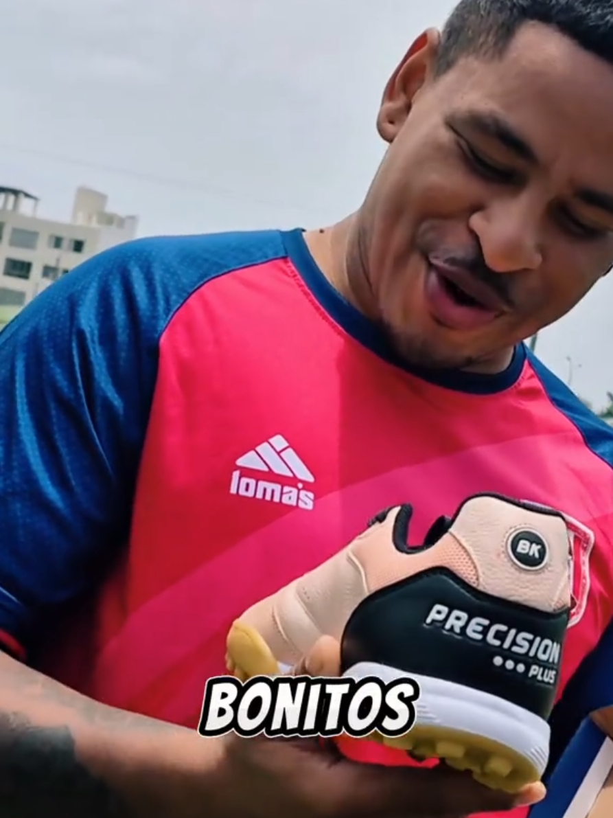 Las PRECISIÓN PLUS NUDE enamoran a todos los peloteros ⚽️ . @Metz LaCru quedó fascinado con nuestra zapatillas para grass sintetico  . #livefest2025 #fútbol #selecciondecreadores #ZapatillasBekins #grassintético 