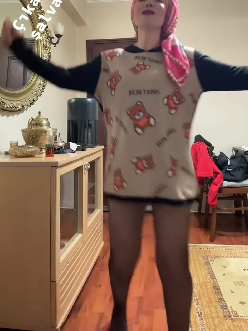 TÜRBANLI GÜZEL MUHTEŞEM VÜCUDU İLE HARİKA KIVIRIYOR 😘 #HİJABİ #KAPALİ #turban 