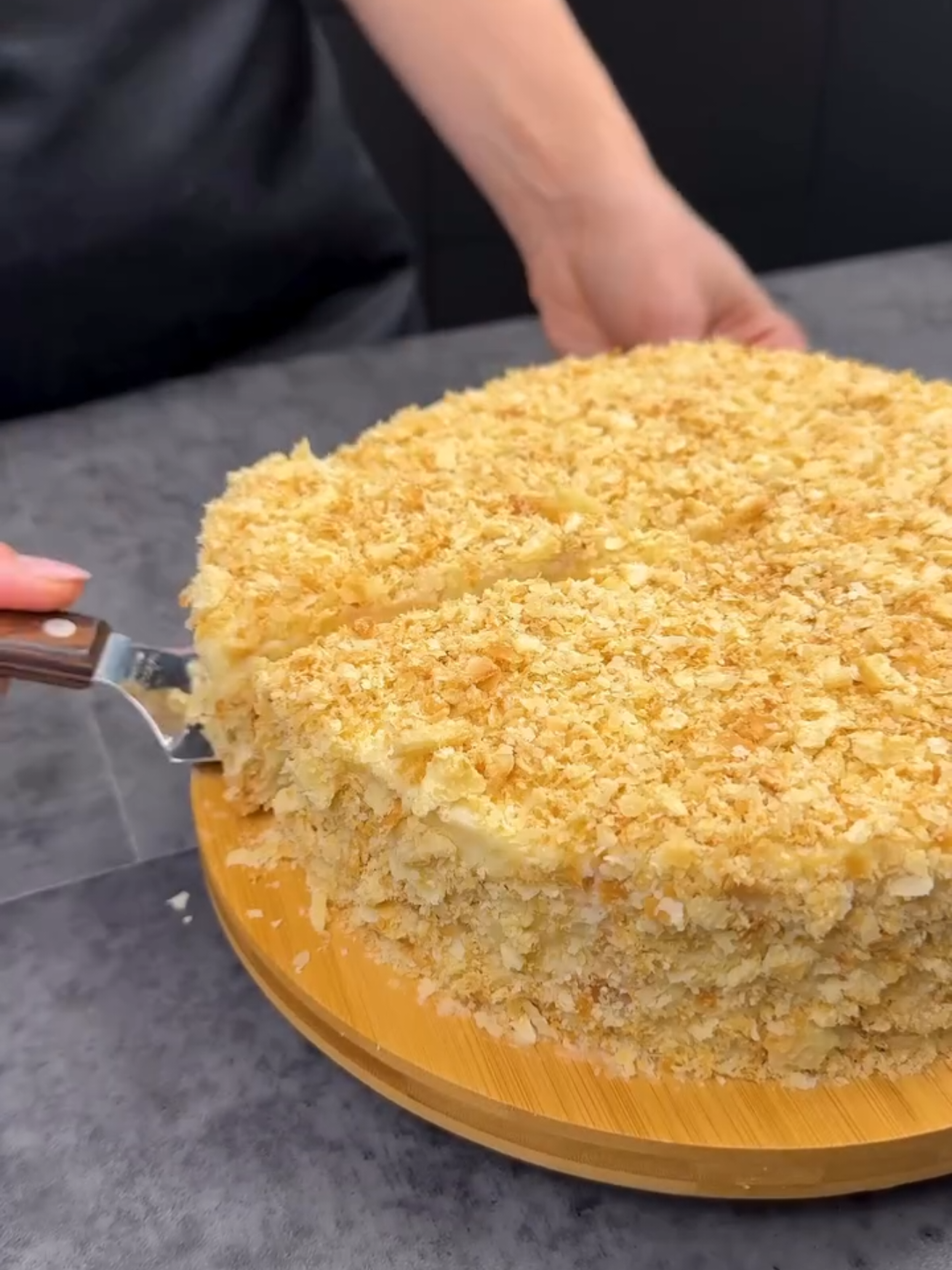 Справится даже ребенок! Вот такой огромный сочный тортик без особый хлопот!! Ленивый торт Наполеон Для основы : Слоеное тесто 800-850гр Выпекать 20мин при 200гр Для крема крем Молоко -1л Сахар 1 стак. Яйцо - 2 шт. Мука - 3 ст. л. Сливочное масло 100 г Ванильный сахар 5 г 