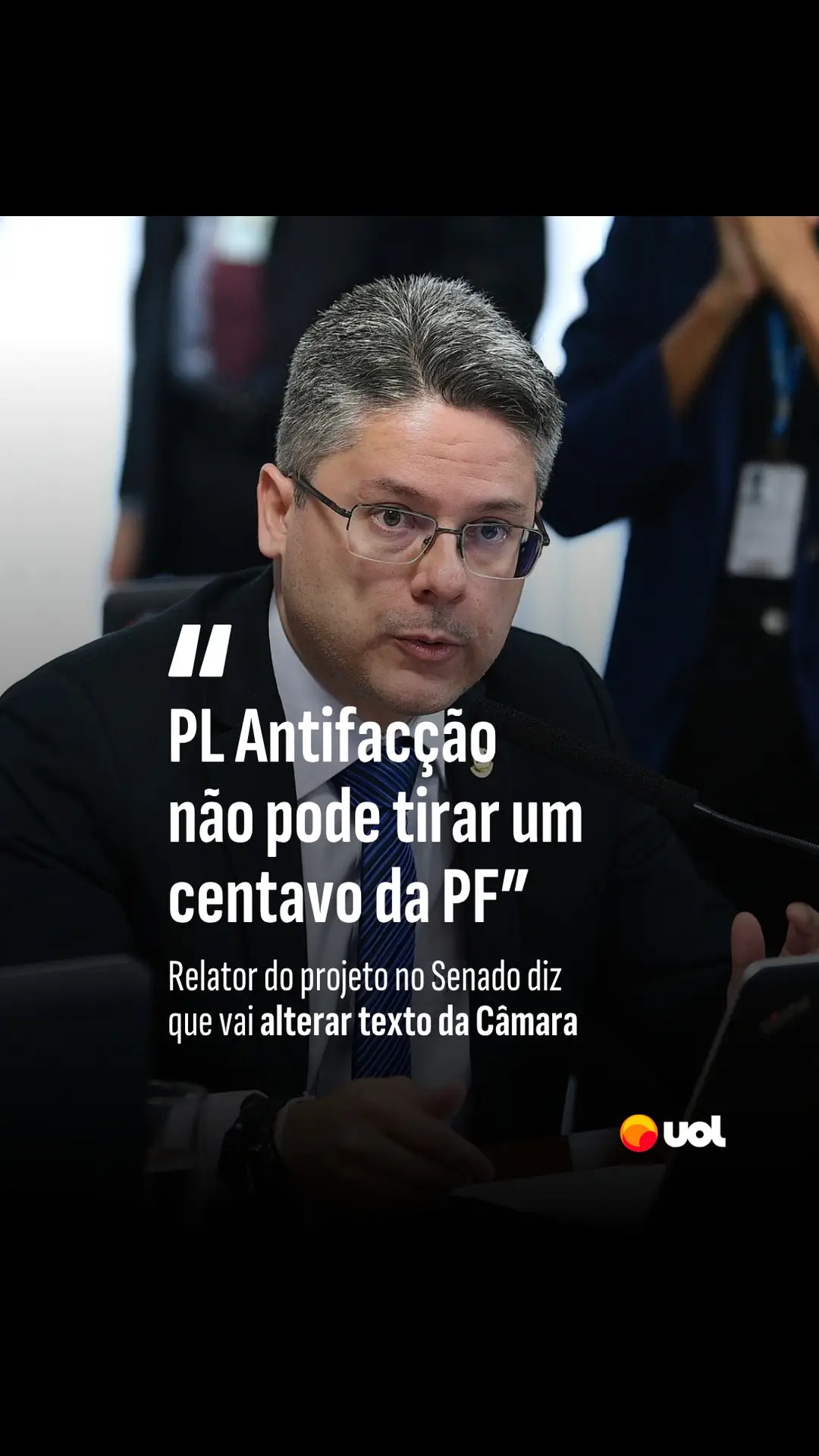 O senador Alessandro Vieira (MDB-SE), escolhido para relatar o projeto de lei Antifacção no Senado, disse que fará alterações no texto aprovado ontem pela Câmara. ➡️ Segundo o senador, o financiamento da Polícia Federal é um dos principais pontos a serem modificados. ➡️ Secretário licenciado de Segurança Pública de São Paulo, Guilherme Derrite (PP) apresentou cinco versões do texto. A aprovada ontem pela Câmara, por 370 votos a 110, é a última delas. #UOL #Notícias #Política #PF #PLAntifacção #CrimeOrganizado #AlessandroVieira #GuilhermeDerrite