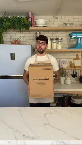 Vocês lembram do perrengue que passei com meu antigo Liquidificador outro dia desses? Pois é, mas agora chegou a hora dos humilhados serem exaltados e isso graças a Dona @KitchenAidBrasil, que me mandou o novo lançamento da marca, o Liquidificador Pure Power. Vem fazer esse Unboxing junto comigo enquanto eu te conto todas as características dele. E vocês tem um cupom de desconto para fazer as suas compras, o cupom é MENINOPRENDADO10 e o valor mínimo de compra de R$ 2.199,00, exceto para utensílios de cozinha e peças. Consultar as condições completas no site. Válido até 07/12. #publi 