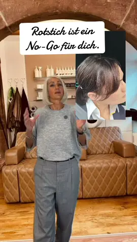 Viele kennen es:  Das Haar wirkt nach einiger Zeit warm oder leicht rötlich – und genau das wünscht man sich oft gar nicht. 🙈   Mit der Kombination aus Dark Chocolate & Smokey Greyneutralisieren wir sanft die rötlichen Reflexe und schaffen ein wunderschön kühles, elegantes Farbergebnis. 🤍✨   Perfekt für alle, die ihr Haar ruhiger, glänzender und natürlicher wirken lassen möchten.   Sag dem Rotstich ade und verlieb dich neu in deinen Farbton! 💫   Für die richtige Haarpflege stehe ich dir immer zur Seite! 💇‍♀️✨ Alle Produkte findest du in meinem Onlineshop – die Links dazu sind in meiner Bio. Mir ist es wichtig, dass du dich vorher bei mir meldest, damit ich dich bestmöglich beraten und unterstützen kann. ❤️ #HairTransformation #CoolTones #SmokeyGrey #HairColorTips #FriseurLiebe