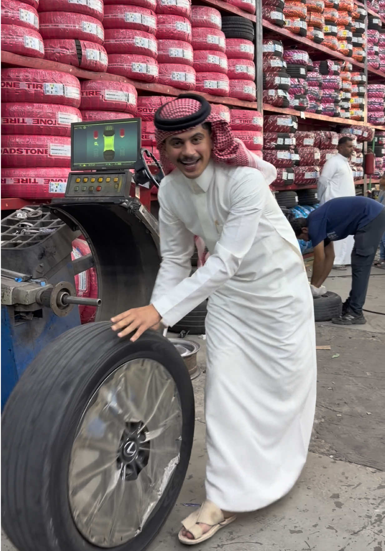 بدلنا جنوط الوكالة بجنوط #الدليل باللون المطفي مع كفرات شواهين 🤩👌.. جنوط مقاس 17  كفرات مقاس 900 #دستور #لوحة #لكزس2025 #جنوط_لكزس 