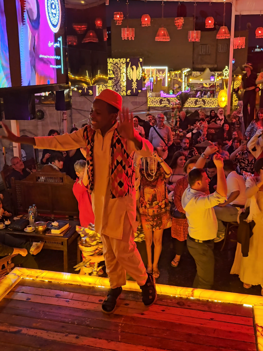 بكار مولعـ ـها نار مع الأجانب فوق سطوح ابو العربى  😍❤️ 📌 عنواننا : شارع المعز امام جامع الاقمر  للحجز والاستعلام :  01143214064 📞    #شارع_المعز   #moez_street  ليست #حديقة_السويدي 🤩 #احلام_العصر #creatorsearchinsights   