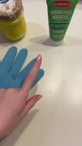 الطريقه هذي تحبسس الرطوبه باليد وتخليها مترطبهه مره زيين مره بتفرق معكم اخذت القفاز من @دار الاميرات DAR ALAMIRAT وبعد المرطب من عندهم والزبده انا سويتها ونزلت طريقتها #viral 