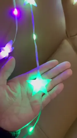 Cordão de Luzes Natalinas LED com 30 Estrelas R$50, 32– Pisca-Pisca Colorido 2m 220V Decoração de Natalhttps:// https://s.shopee.com.br/7V8hy2MvQd