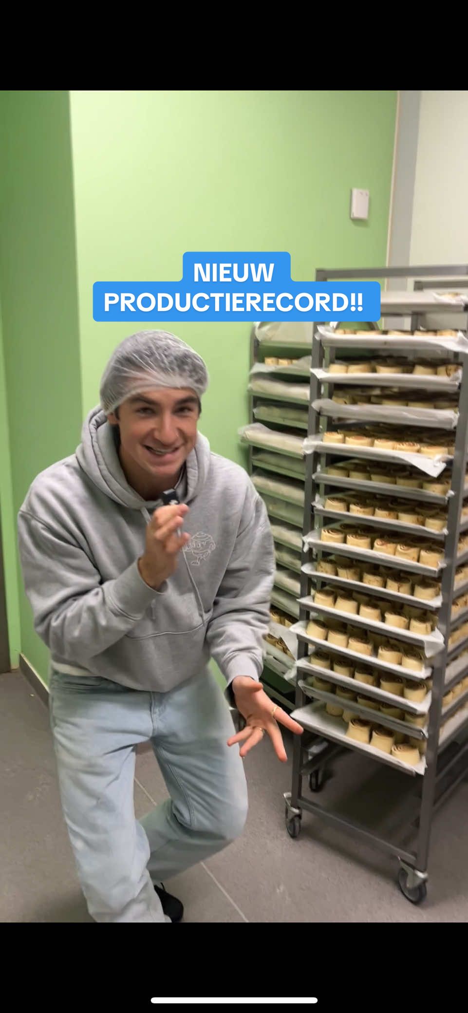 Het wordt een koude winter dus sla die voorraad maar al in😎 #cinnamonroll #warehouse #bakery #fyp #havearoll  