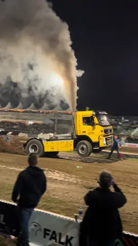 Megapull Stroe!! Met een geweldige avond op de vrijdag gericht op de sport en supersporttrucks!🙌🏻 Het is hier de Volvo van Arjan Appeldoorn, genaamd Xtreme16 die de ketting strak trekt! Het team is dit jaar als 2e geëindigd in de Nederlandse Competitie! 🥈 8.0t Supersporttrucks Locatie: Stroe  @xtreme16  @megapull.stroe.official  #truckpulling #fyp #trucksoftiktok #nosmokenopoke #thisispower 