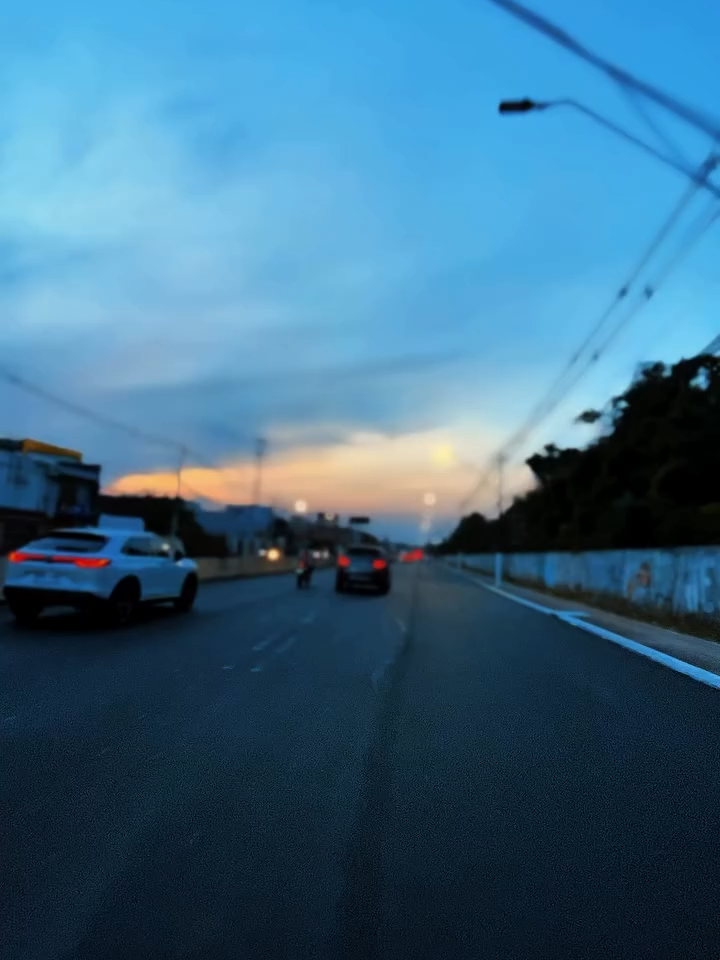 Quando toca essa da logo vontade de tomar uma 🍺 Filmmaker 🎥 @marcosgrecos  Repost:@suajanela__   #belem #belémdopará #suajanela__ #marcantes #bailedasaudade #musica #moto #rua