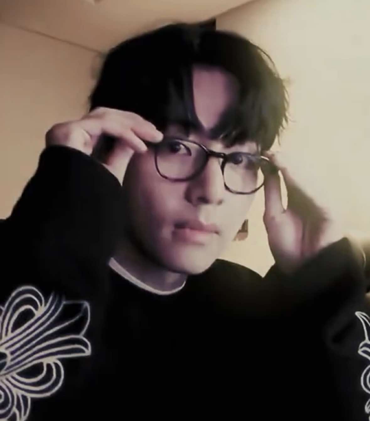 he’s such bf material, just came live said ily in tausend languages and gone again #taehyung #taehyung_bts #taehyungedit #v #taehyungbts 