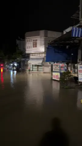 An Nhơn , đường Ngô Gia Tự vào lúc 1h sáng nước đang lên , có người ngủ không hay #lumientrung 