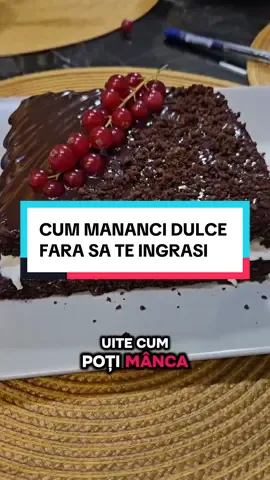 „Desert pe care îl poți mânca și când vrei să slăbești? Uite-l.” 🍫👇 Ingrediente blat: 150 g ovăz măcinat • 2 linguri cacao • 2 ouă • 150 ml lapte • 20 g unt • îndulcitor • praf de copt. Cremă: 250 ml lapte • 30 g cocos • 1 lingură amidon • 20 g unt • îndulcitor • vanilie. Glazură: 50 g ciocolată neagră + puțin lapte • coacăze. Preparare: Amesteci → coci 20 min → fierbi crema → torni peste blat → adaugi glazura → la frigider 1–2 ore. Final: Gustos, light și nu te scoate din deficit. Așa mănâncă și femeile din programul meu și slăbesc normal. 💬 Urmărește-mă pentru mai multe deserturi #slabit #diete #desert #mancare 