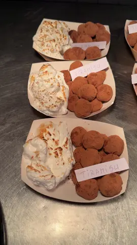 Stam bine raaaau pe #fructedemare si #burgeri 😍 Nici o zi fara peste, fructe de mare, burgeri, platou burger si tiramisu ❤️ #cinquebistro Satu Mare☎️0771-567.271 Oradea☎️0771-567.555 @glovo  #frittomisto #caracatita 