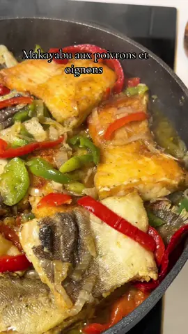 Makayabu (poisson salé) sauté aux poivrons et oignons est un plat très connu en République Démocratique du Congo 🇨🇩, Son goût unique ne laisse personne indifférent.  Ingrédients  Une dizaine de morceaux de poisson salé (dessalé)  Oignon  1 poivron rouge  1 poivron vert  5 gousses d’ail  Un peu de noix de muscade moulu (facultatif)  Persillade (facultatif) Huile  #congolaise #cuisine #recette #rdcongo🇨🇩 